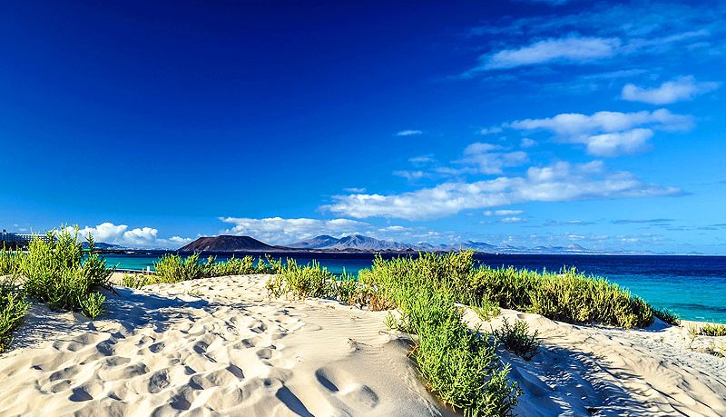 lobos-and-lanzarote-seen-from-corralejo-beach