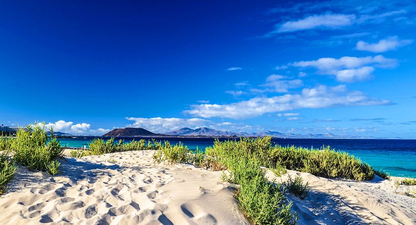 11-10-19-lobos-and-lanzarote-seen-from-corralejo-beach